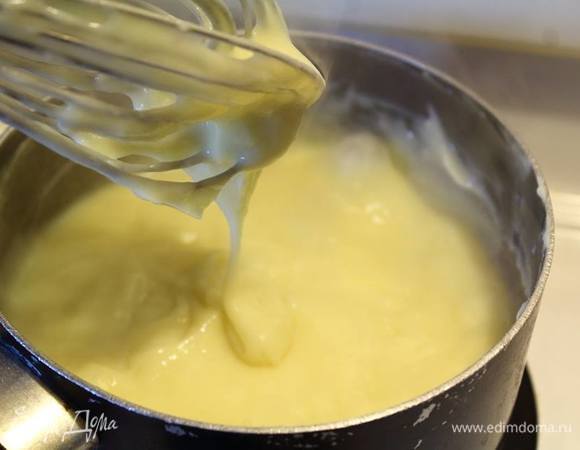 На среднем огне, не переставая размешивать, довести до кипения и дать покипеть еще минуту.