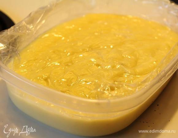 Снять с огня, вмешать ваниль, переложить в емкость для хранения, накрыть пищевой пленкой в контакт и дать постоять, остыть 3 часа.