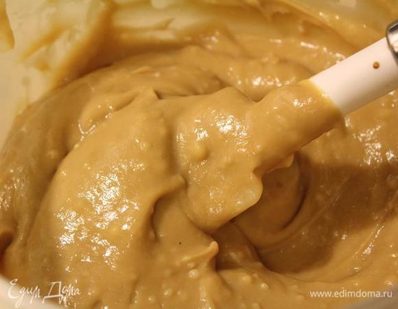 Кофе растворить в горячей воде и вмешать в готовый и остывший патисьер.