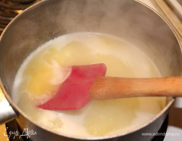 Подготовить муку. В кастрюле в воде растопить сливочное масло, посолить, посахарить и довести до кипения.
