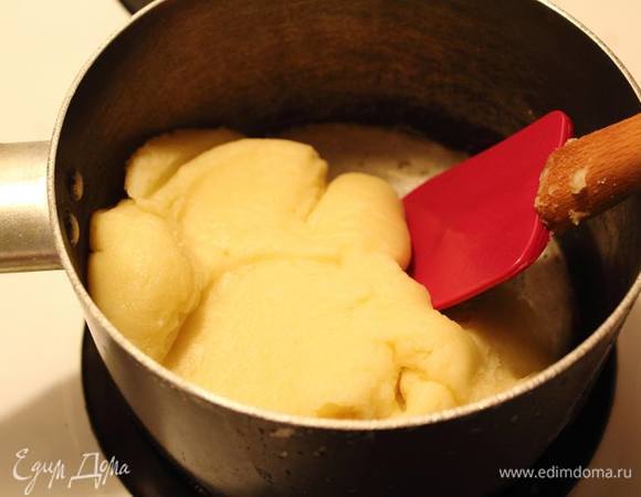 Снять с огня, всыпать муку и лопаткой интенсивно размешать. Вернуть на огонь на 1–2 минуты, все время помешивая.