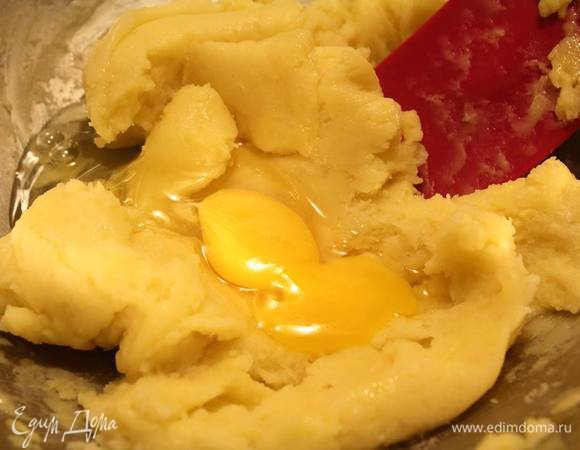 Снять с огня, дать немного остыть (минут 5) и начать вмешивать яйца (той же лопаткой, венчик не нужен).