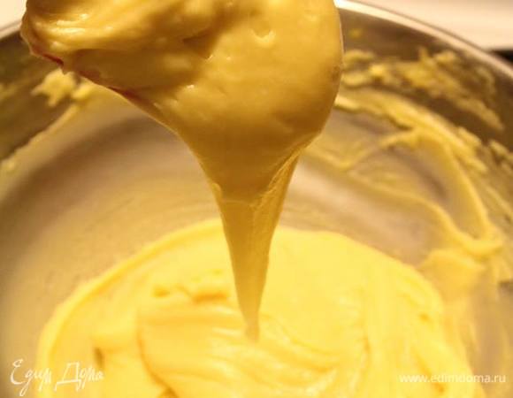 Смотреть на консистенцию внимательно. 3 яйца почти точно уйдут, но я уже и третье разбила в стакан, размешала вилкой и добавляла порционно. Консистенция должна быть в меру густой. С лопатки должно очень лениво стекать. Еще один способ — провести пальцем по тесту, сделав ложбинку. Края должны немного продержаться, а затем медленно растекаться.