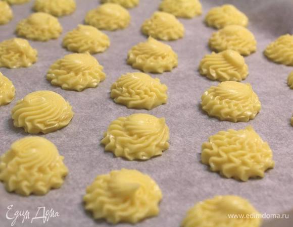 Духовку разогреть до 200°C. Эклеры отсадить на противень с бумагой для выпечки на расстоянии (они не только вверх растут, но и вширь). Если духовка обычная, без конвекции, то один противень за раз, в центр духовки. Если нет пекарского мешка или неохота с ним возиться, вполне спокойно можно их «отсаживать» чайной или столовой ложкой.