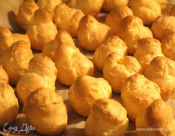 Минут 20–30, первые 20 минут духовку не открывать, а дальше ориентироваться по цвету. Сильно не пересушить тоже важно, иначе станут как сухие пористые пироженки :).