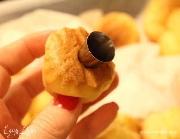 Варианта наполнения у меня два. Либо насадкой делать дырки внизу и наполнять с помощью пекарского мешка.<br />
 