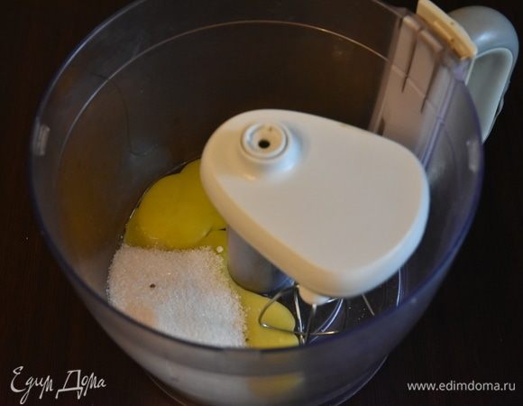 Отделить яичные белки от желтков. Взбить яичные желтки с сахаром. Продолжая взбивать влить кефир (кислое молоко).