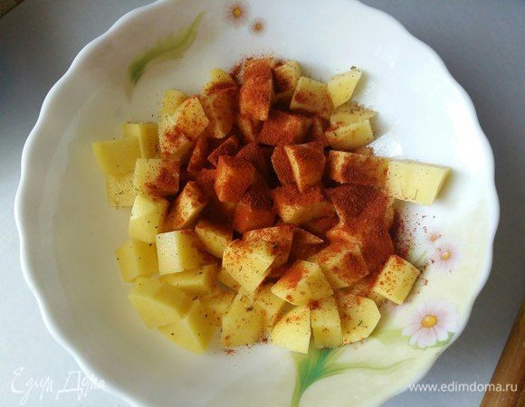 Пока обжариваются курица с грибами, к нарезанному картофелю добавить 1 ч. л. паприки, немного посолить и перемешать. Картофель мы обжаривать не будем.