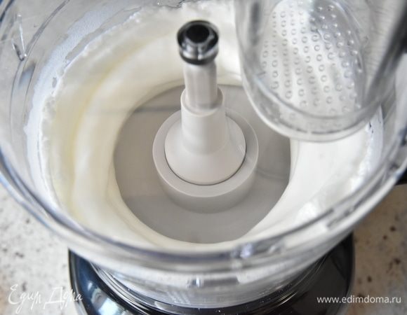Отдельно взбить яичные белки с щепоткой соли.