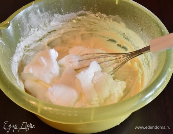 Муку соединить с разрыхлителем и просеять. Соединить взбитые желтки с кефиром и муку с разрыхлителем. Замесить тесто. Влить ванильный сироп. Перемешать. Добавить взбитые желтки и аккуратно вмешать их в тесто.