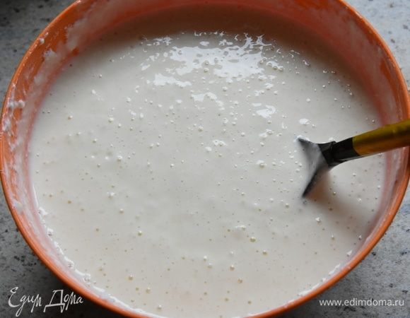 Тесто по консистенции должно получится гуще чем блинное, более похожее на тесто для оладьев.