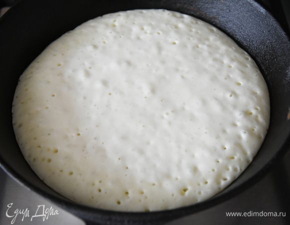 Жарить панкейки на сухой сковороде, до появления на поверхности пузырьков. Затем перевернуть и обжарить с другой стороны до румяности.