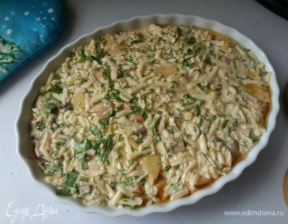 Равномерно распределить заливку и отправить на 40 минут в разогретую до 200°C духовку запекаться.