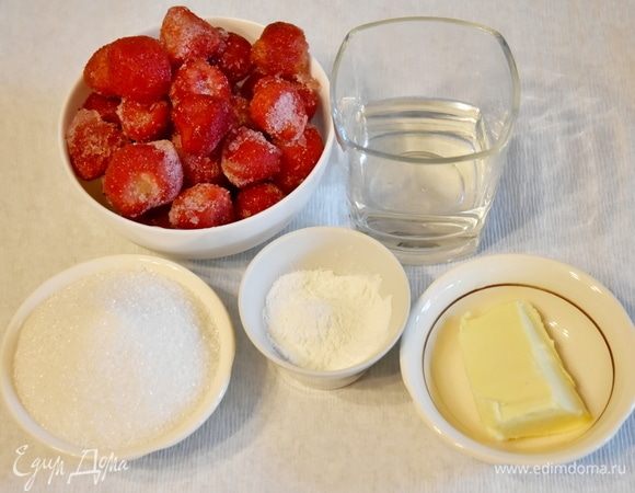 Для приготовления клубничного соуса подготовить необходимые продукты: клубнику, сахар, кукурузный крахмал, воду, сливочное масло.