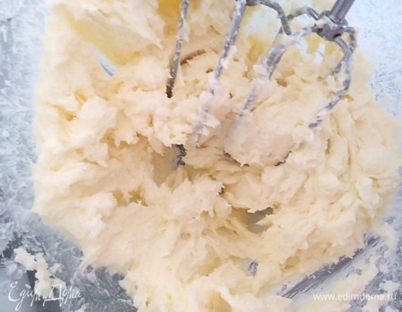 Духовку разогреть до 180°C. В большой миске взбить размягченное масло и сахар до светлой и воздушной массы. Добавить ванильный экстракт и перемешать. Я не добавляла.