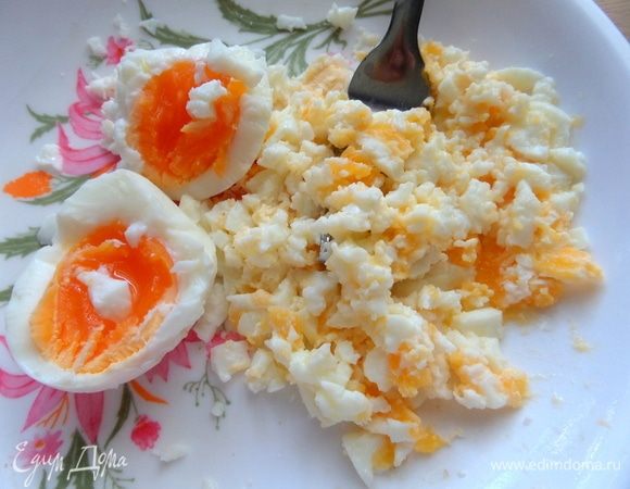 Яйца отварить как вы любите. Я варю 4 минуты, чтобы серединка осталась нежная.