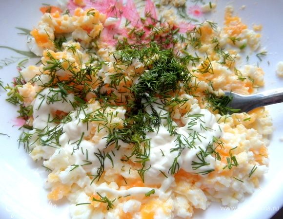 Добавить укроп, сметану или майонез.