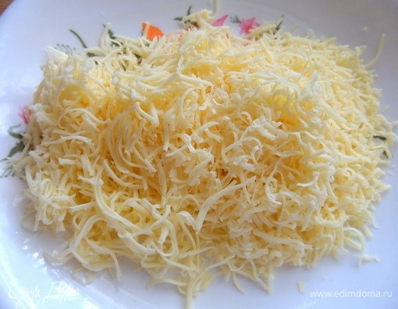 Сыр натереть мелко.