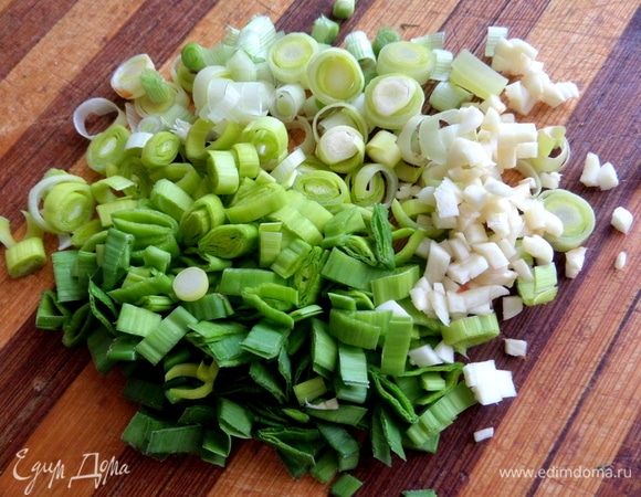 Лук и чеснок порубить.