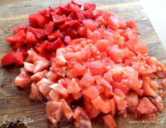 С помидоров снять кожицу и порубить их вместе с перцем.