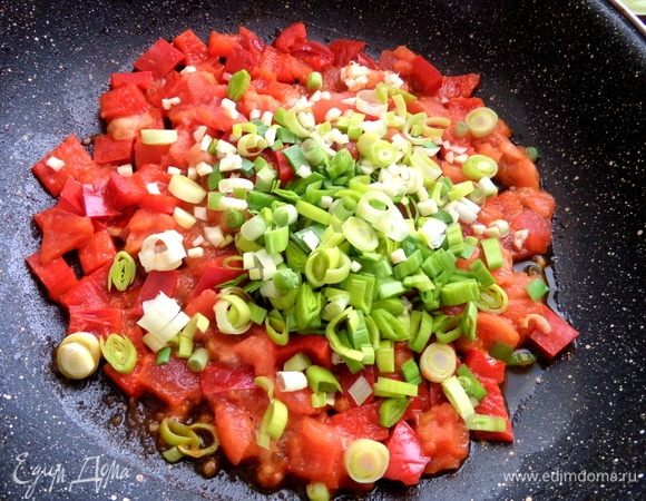 Томить овощи в сковороде до выпаривания сока, добавить чеснок и лук.