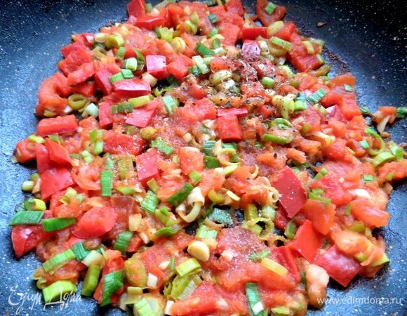 Подержать на огне вместе с базиликом, солью, сахаром.