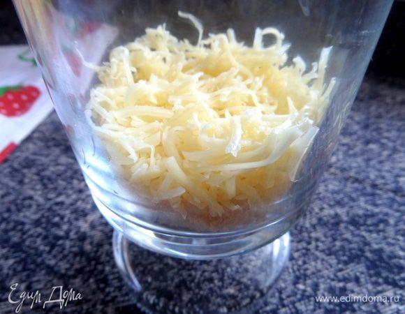 Итак, сборка: на дно бокала насыпать сыр (в оригинале он шел вместе с яйцами).