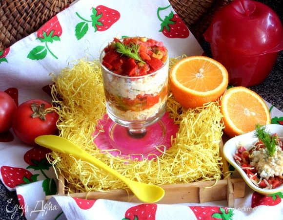 Можно вообще не чередовать слои, а предложить, как в оригинале: яйцо — 1/2 стакана, томаты — 1/2 стакана.