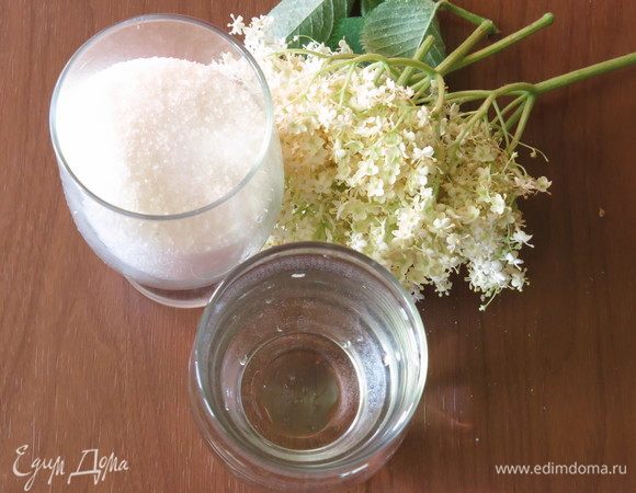 Подготовим продукты. Смешиваем воду, сахар и кислоты, кипятим. Соцветия не моем, только стряхиваем букашек, если есть. Закладываем цветы бузины в сироп на 2–3 дня при комнатной температуре, или на 5 дней в холодильнике. Периодически помешиваем.