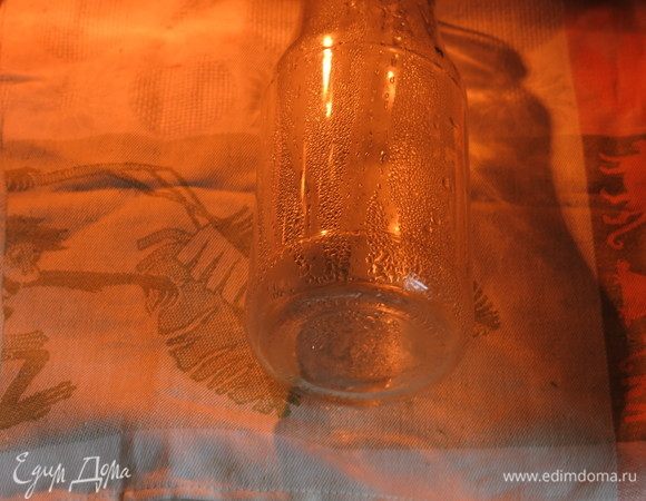 Пока варится сироп, стерилизуем бутылки, 10 минут на пару и просушиваем в духовке.