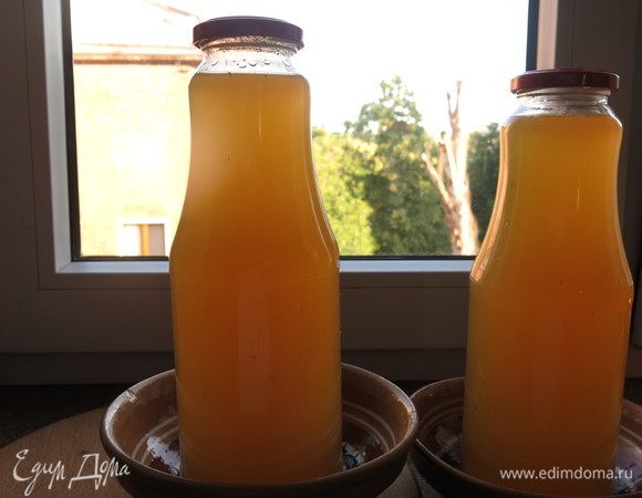 Разливаем сироп по бутылкам, закрываем, даем остыть. Храним в прохладном темном месте. После открытия в холодильнике. Приятного аппетита! 