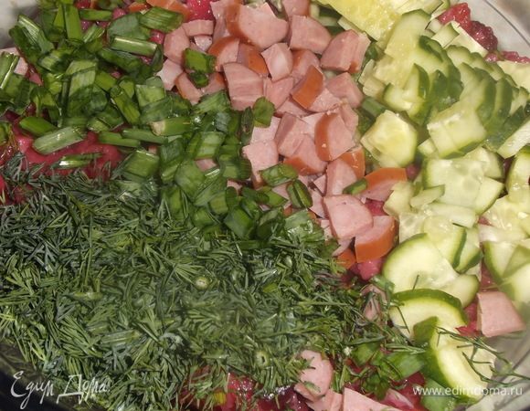 Все ингредиенты порезать, посолить и заправить растительным маслом. Дать настояться 30 минут.