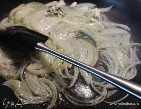 Луковицу нарезать тонкими перьями, чеснок порубить. Разогреть в сковороде подсолнечное масло и коротко обжарить лук с чесноком.