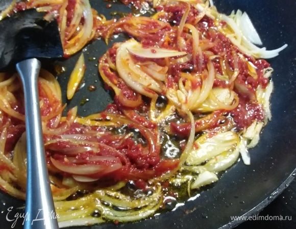 Добавить томат и обжарить еще минуту.