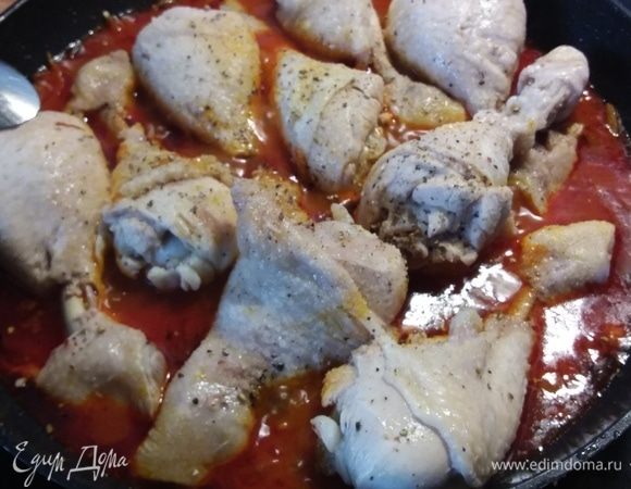 Отлить 200 мл бульона. Добавить в бульон лимонный сок, куркуму и шафран, влить в сковороду к луку и выложить куриные части в соус. Посолить и поперчить. Мне, кстати, очень понравился этот метод готовки: сначала курицу отварить, а затем тушить в соусе. И чисто, и более диетично, и наличие бульона опять же большой плюс! По желанию можно предварительно снять с курицы кожу.