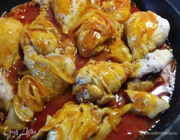 Тушить под крышкой 15 минут, периодически поливая курицу соусом. В конце тушения добавить для баланса мед или сахар по вкусу (приблизительно 1 ч. л.), перемешать. Выключить огонь.