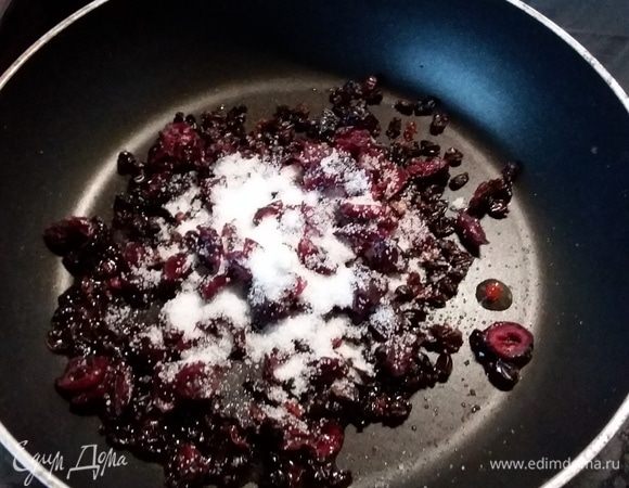 Разогреть в сковороде подсолнечное масло и выложить барбарис (я заменила половину барбариса на вяленую клюкву) и обжарить до растворения сахара.