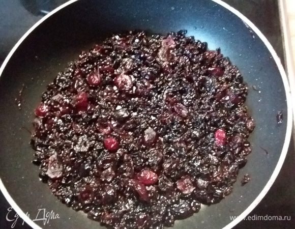 В 2 ст. л. кипятка растворить шафран и влить к ягодам. Снять с огня.