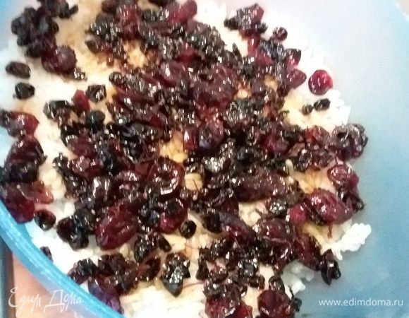 Взять пиалу. Выкладывать слоями рис и соус из барбариса.