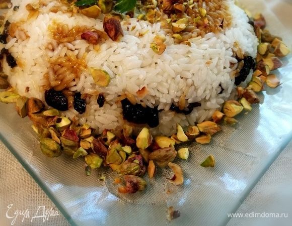 Перевернуть пиалу на блюдо, посыпать рублеными фисташками.