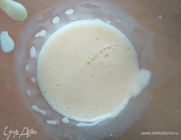 Отдельно миксером взбить яйца до пышности.