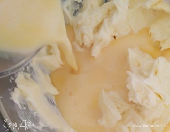 Ввести в масляную смесь, перемешать.