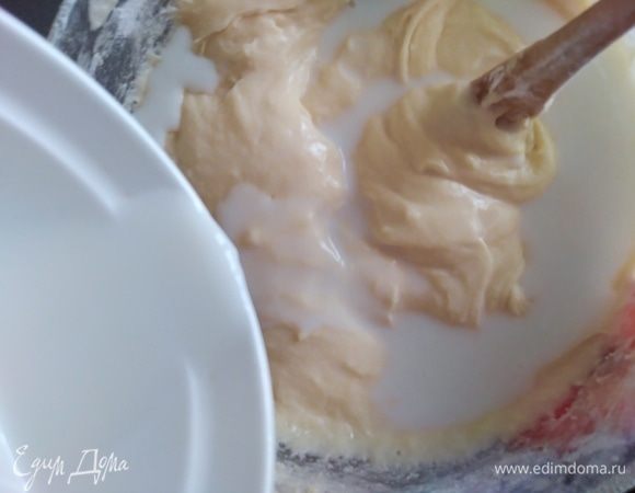 Влить молоко и аккуратно перемешать.