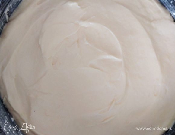 Приготовить форму для выпечки. Смазать небольшим количеством сливочного масла и присыпать мукой. Излишки стряхнуть. Я использовала использовала форму 26 см, у автора было 2 коржа по 20 см. На вкус это не влияет, просто ваш торт будет высоким. Вылить тесто в форму, выпекать 30–35 минут до сухой палочки. В маленьких формах чуть меньше по времени.