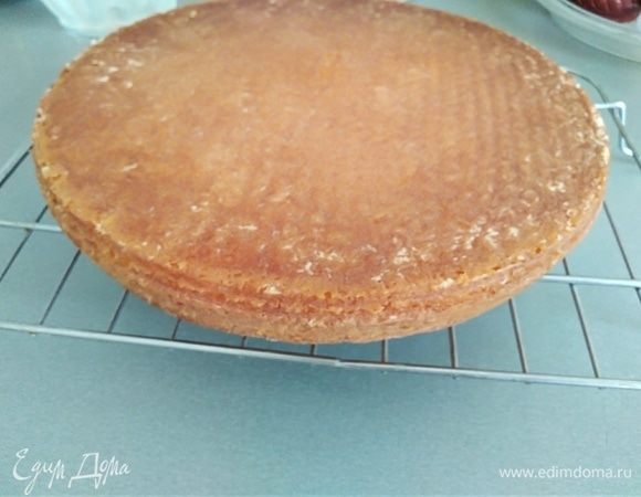 Готовый корж оставить в форме на 15 минут. Освободить от формы, переложить на решетку и полностью остудить. Так как бисквит получается нежным, сочным и достаточно влажным, разрезать я не стала.Если позволяет время, можно завернуть корж в пленку и охладить 1 час.