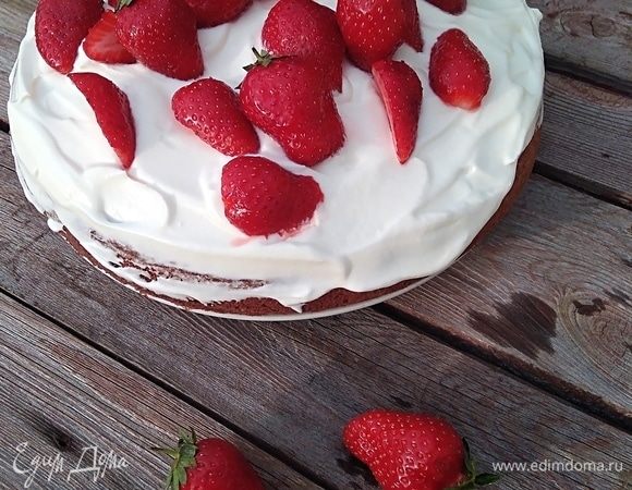 Готовим крем. Влить в кастрюльку 100 мл сливок, подогреть и растопить в них шоколад. Перемешать и дать остыть до комнатной температуры. Хорошо охлажденные оставшиеся сливки взбить до мягких пиков. Не прекращая взбивать, влить шоколадно-сливочную смесь и взбить до твердых пиков. Нанести крем на торт и украсть свежей ягодой! Если собираете торт из двух коржей, соответственно разделить крем на 2 части, смазать 1 корж, украсить ягодой, сверху 2 корж, и снова ягоду.