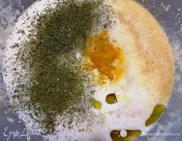 Добавить оливковое масло, куркуму, соль и прованские травы. Перемешать.