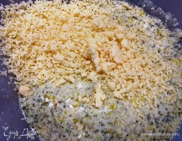Добавить натертый сыр. Я взяла «Гауда», вы можете взять любой на свой вкус. Перемешать.