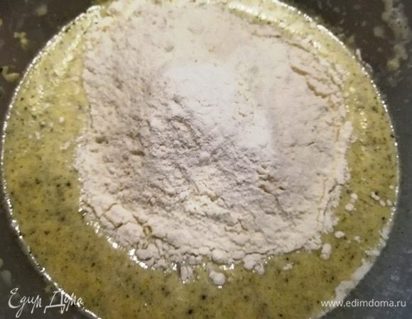 Постепенно добавляя муку замесить тесто. Оно будет немного липким.