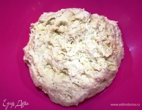 Переложить тесто в миску, смазанную оливковым маслом. Оставить для подъема на 30–50 минут в теплом месте.